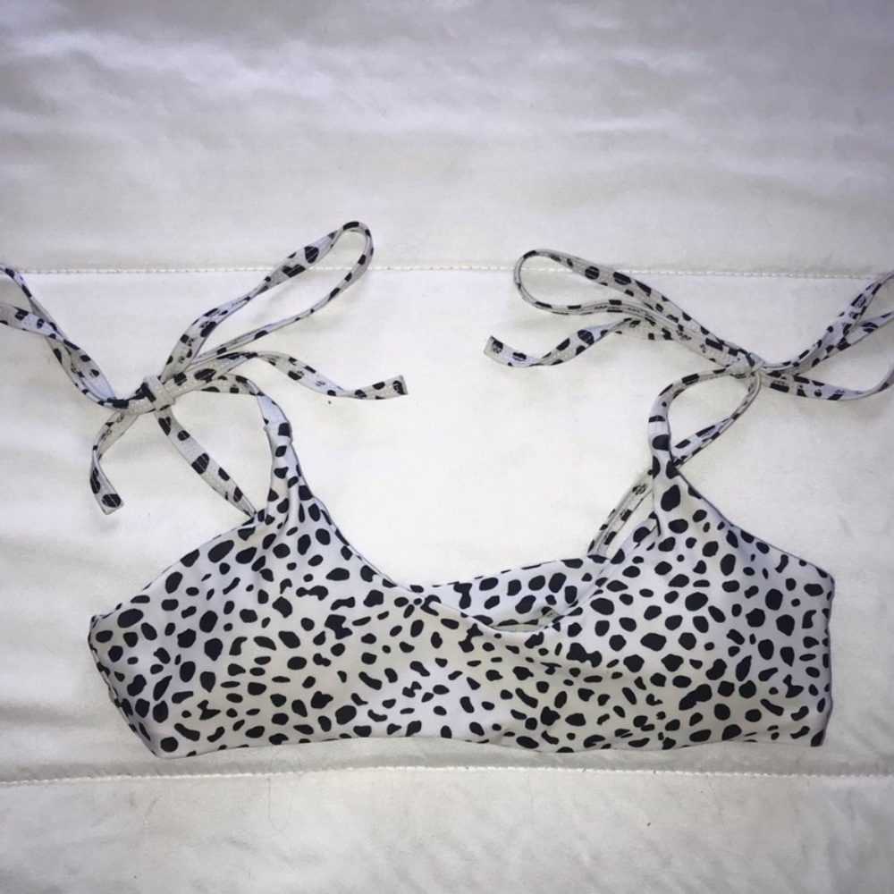 ✨3/$25✨Black & White Zaful Bikini Top - Picture 2 of 4